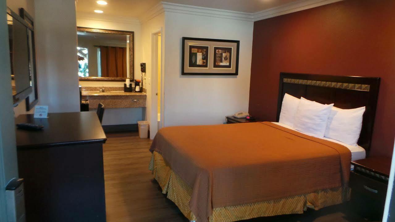 Hyland Inn Near Legoland Carlsbad Exterior photo